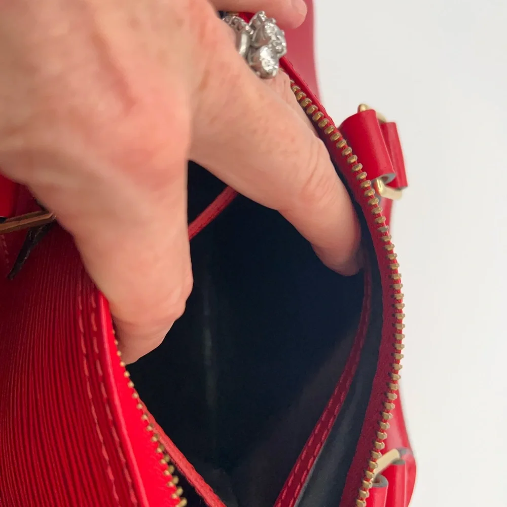 LV Epi Red Speedy in Beautful Condition w/LV dust bag and Entrupy COA!😍🌹